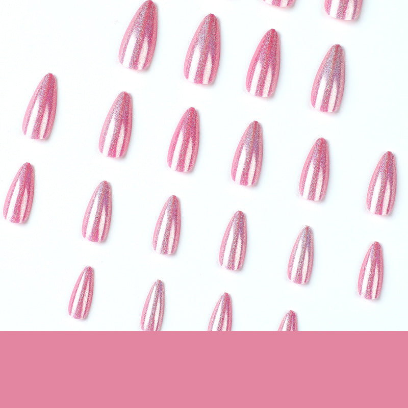 Kunstvolle Stiletto-Nägel mit holographischem Glanz Karnz