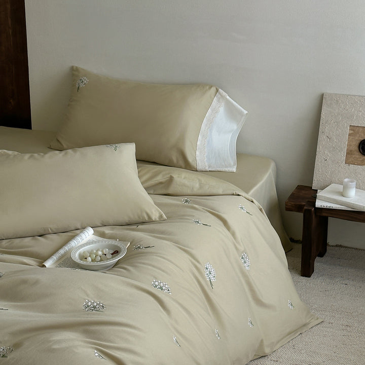 Luxuriöses Satin-Baumwoll-Bettwäscheset mit zarter Blumenstickerei
