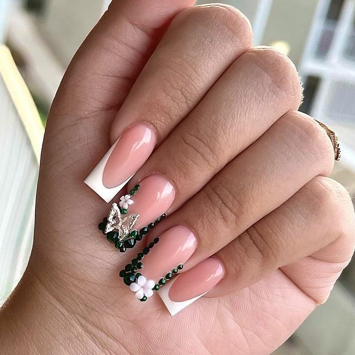 Kunstnagelset mit ansprechenden 3D-Verzierungen Karnz