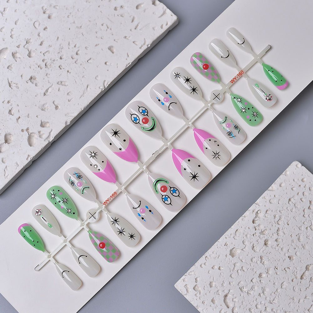 Verspieltes Press-On Nagelkunstset Karnz