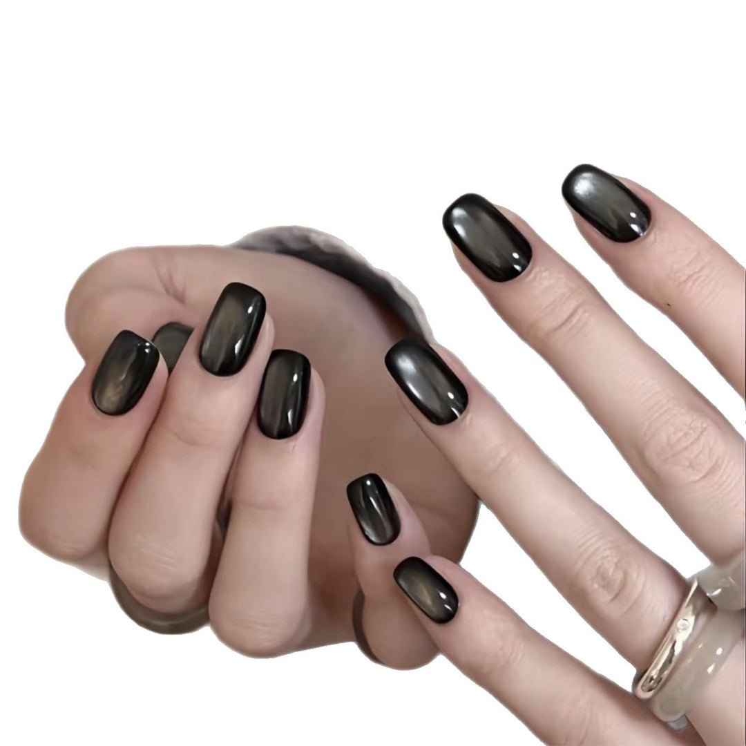 Stylische Press-On Nagelverzierungen Karnz