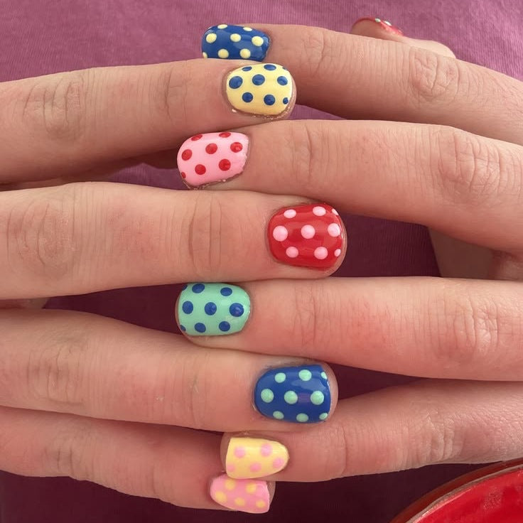Kunstnagelset mit bunten Punkten und fröhlichen Designs Karnz