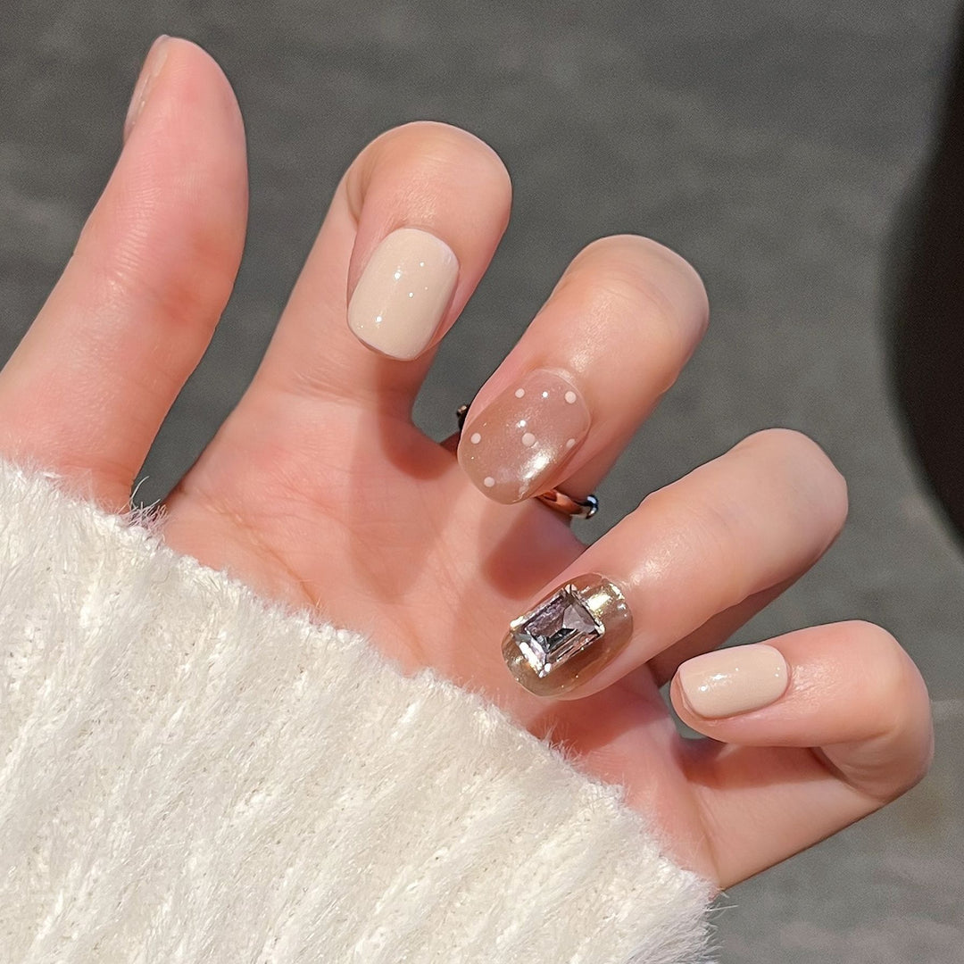 Elegantes Press-On Nagelkunst-Set Karnz