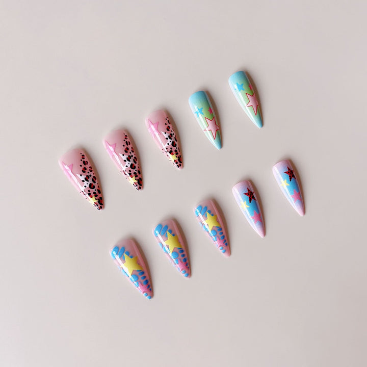 Kunstnagelset mit bunten 3D-Sternmotiven Karnz