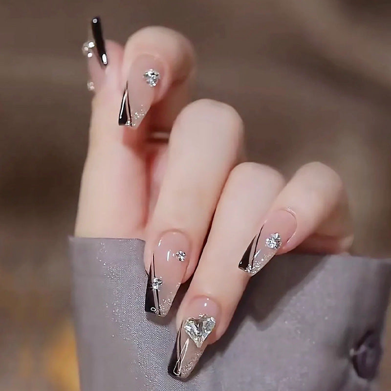 Kunstnagelset mit funkelnden Glitzer- und holografischen Akzenten Karnz