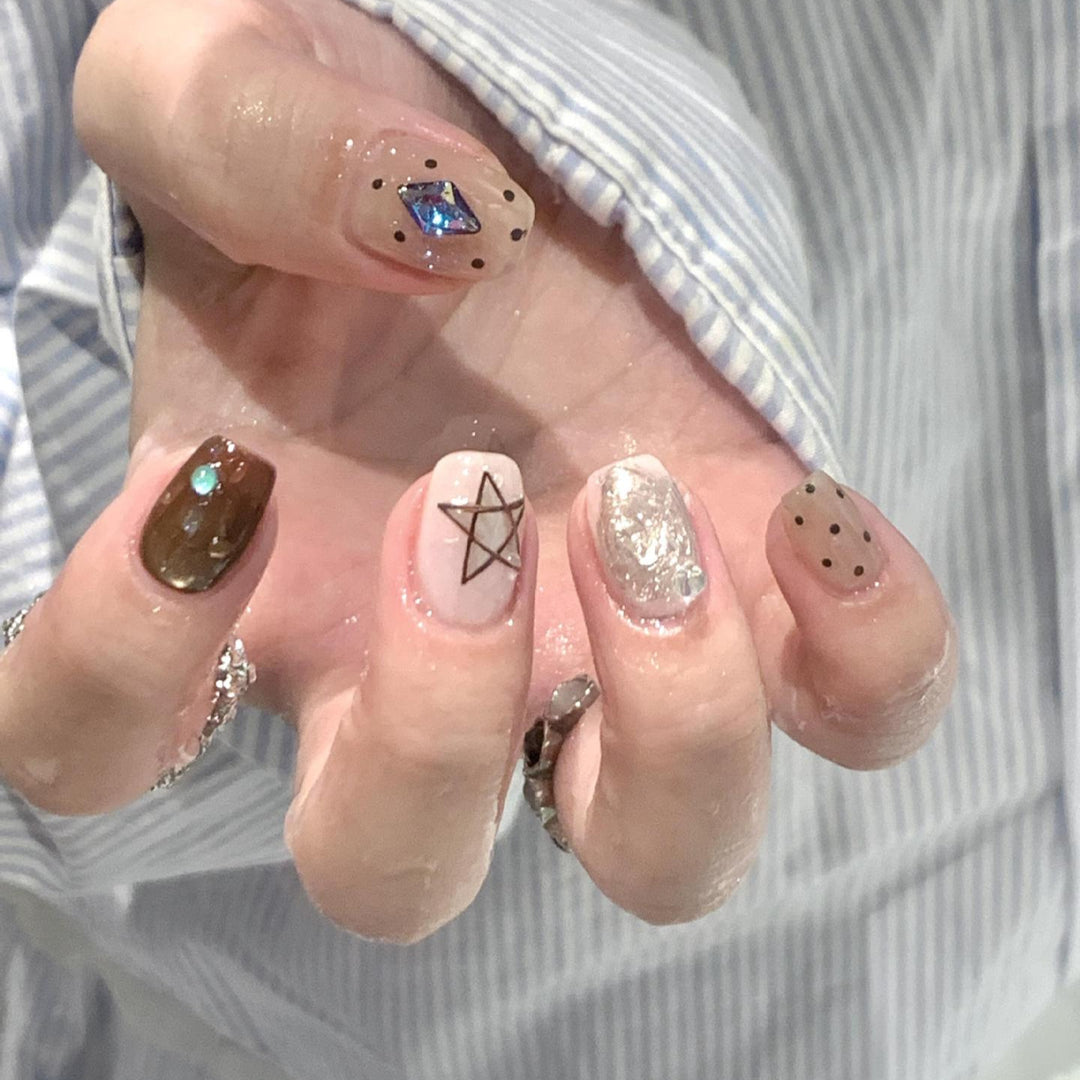 Kunstnagelset mit Kreativen Geometrischen und Funkelnden Akzenten Karnz