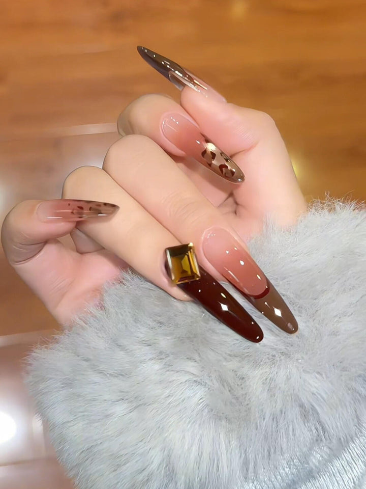 Kunstnägel mit Elegantem Glitzer- und Goldakzentdesign Karnz
