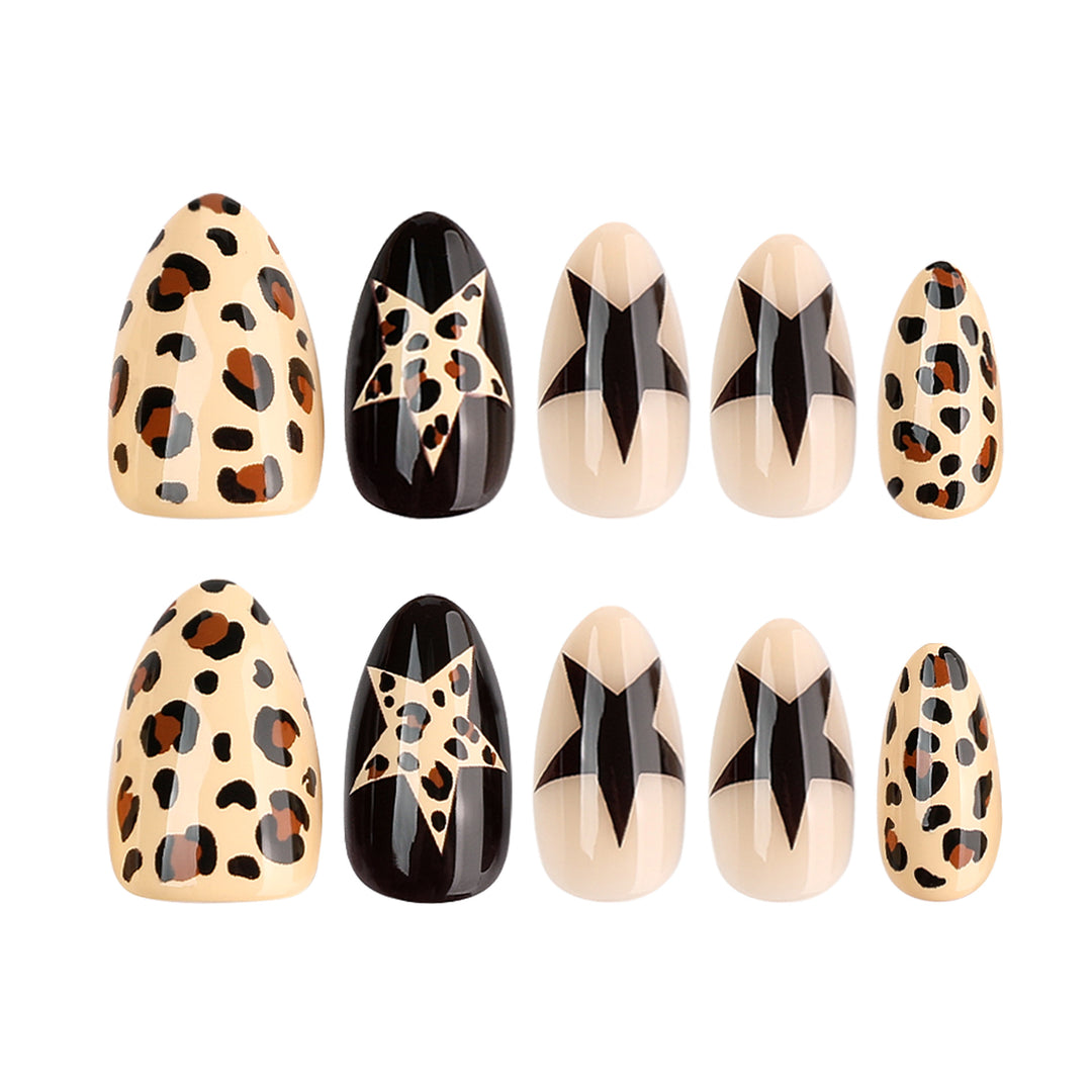 Kunstvolle Nagelverlängerungen mit Leoparden- und Sternen-Design Karnz