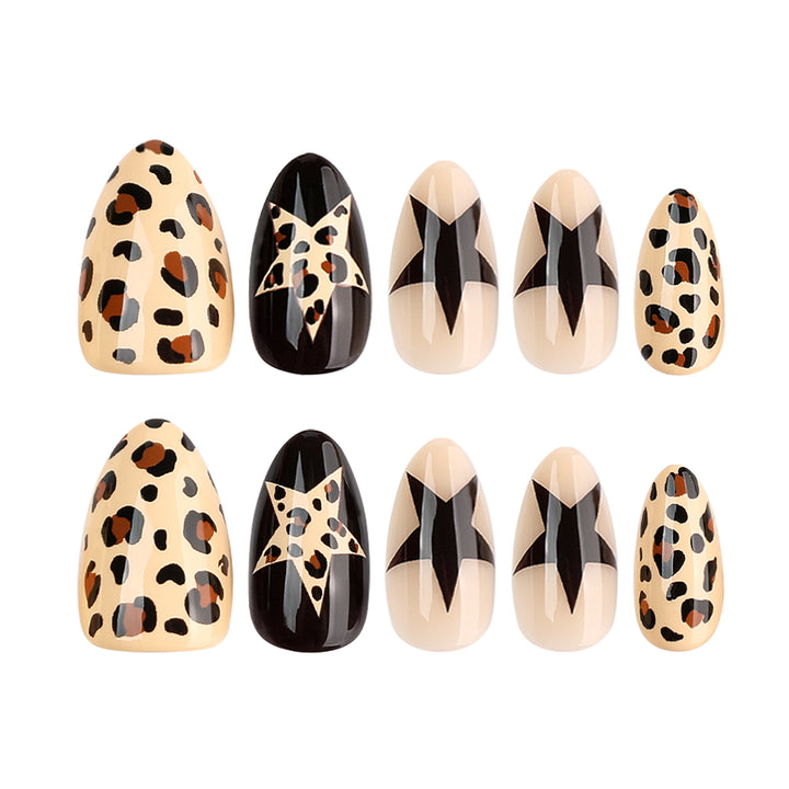 Kunstvolle Nagelverlängerungen mit Leoparden- und Sternen-Design Karnz