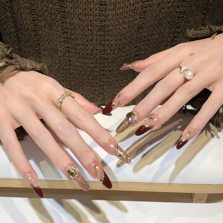 Kunstnagelset mit elegantem Glitzerdesign und exklusiven Verzierungen Karnz