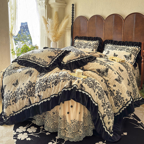 Opulentes gestepptes Bettwäsche-Set mit Samtvolant, bestickter Rüsche und Bettrüsche