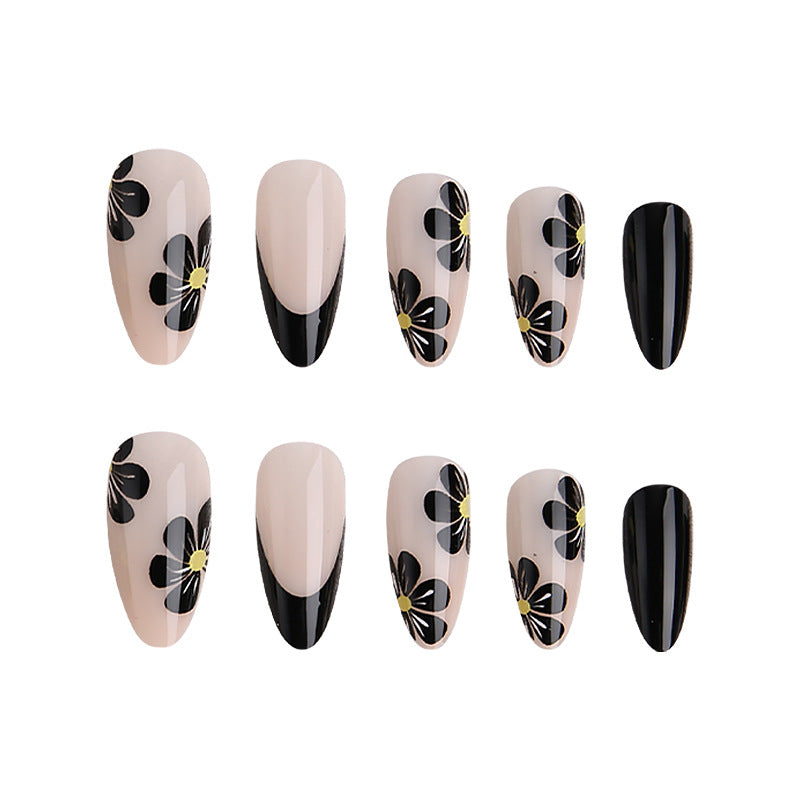 Elegante Nagelspitzen mit floralen Akzenten Karnz