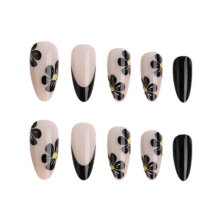 Elegante Nagelspitzen mit floralen Akzenten Karnz