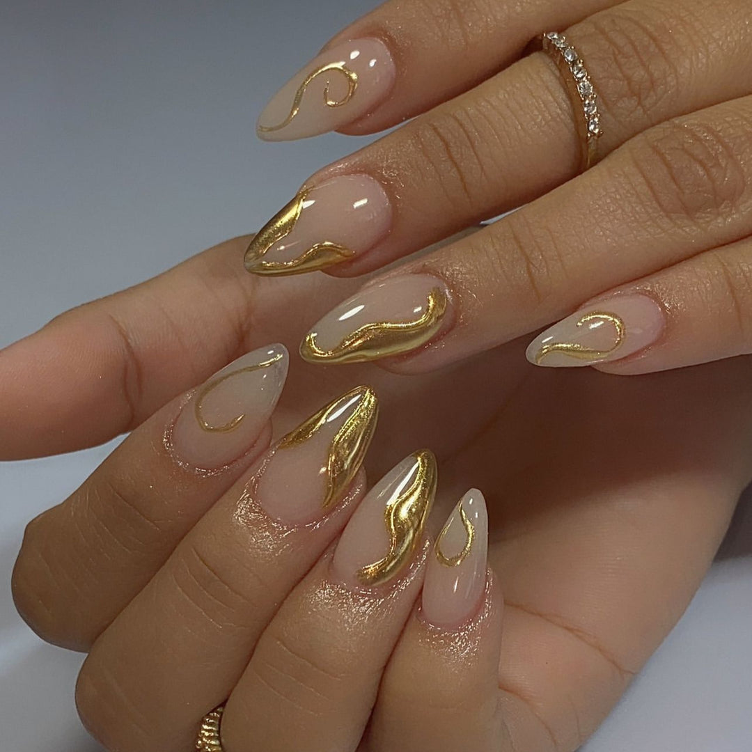 Kunstvolle Stiletto-Nägel mit eleganten Goldakzenten Karnz