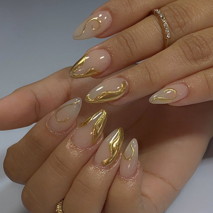 Kunstvolle Stiletto-Nägel mit eleganten Goldakzenten Karnz