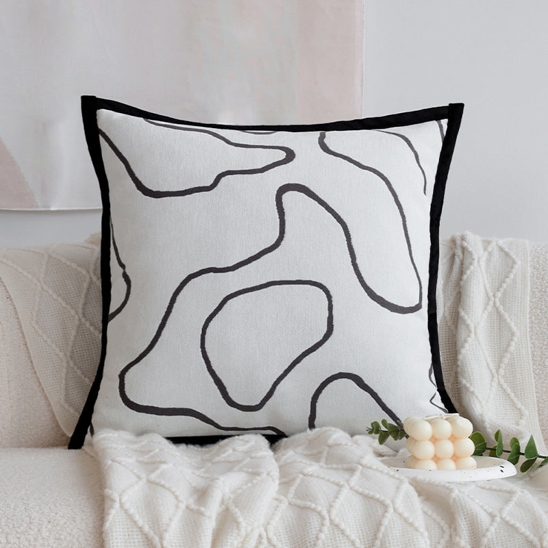 Dekoratives Wohnkissen mit feinem Jacquard-Baumdruck und Samtpaspel Karnz