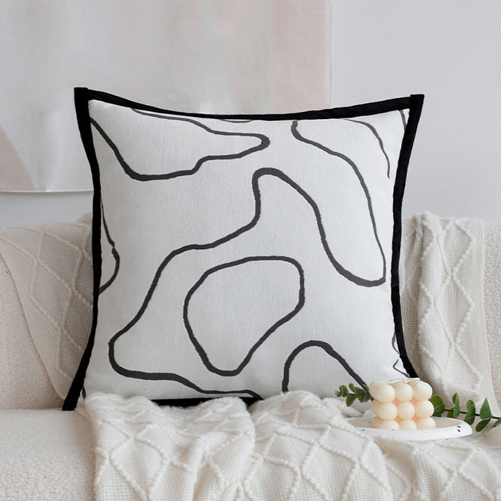 Dekoratives Wohnkissen mit feinem Jacquard-Baumdruck und Samtpaspel Karnz