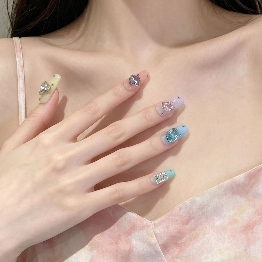 Künstlerisches Press-On-Nagelset mit Edelsteinverzierungen Karnz