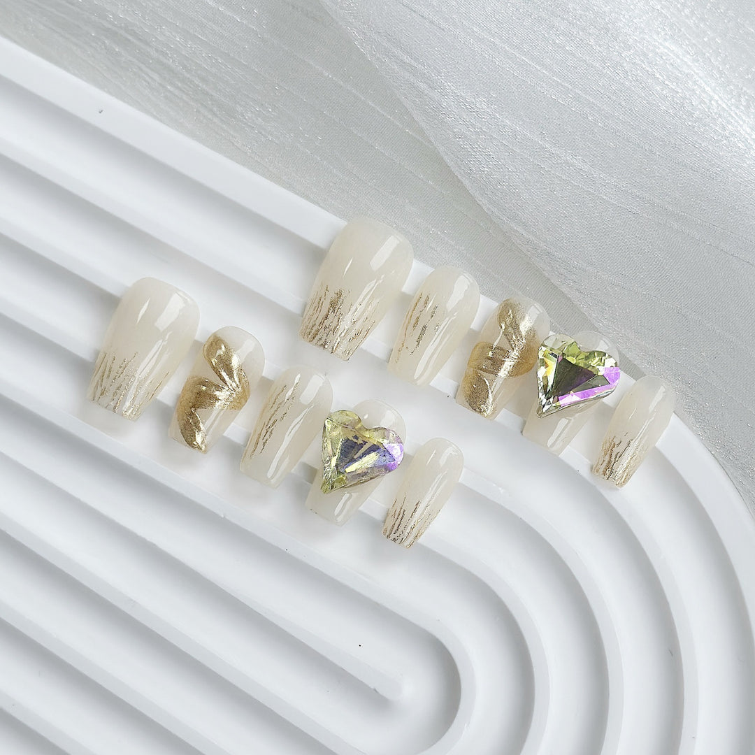 Glamouröses Nagelset mit dekorativen Akzenten