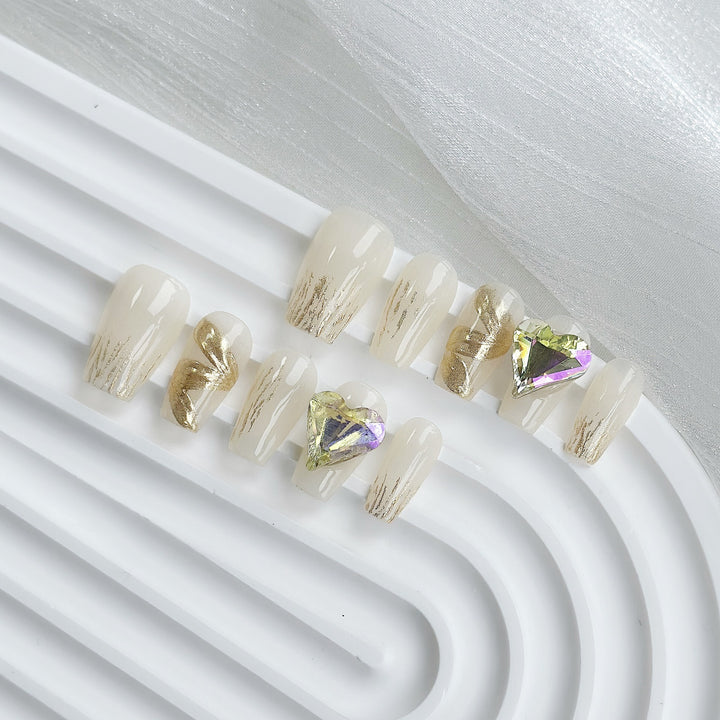 Glamouröses Nagelset mit dekorativen Akzenten