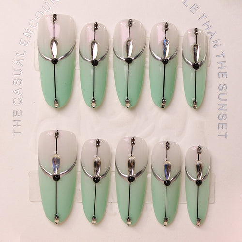 Kunstnagelset mit elegantem Ombre-Effekt und glamourösen Verzierungen Karnz