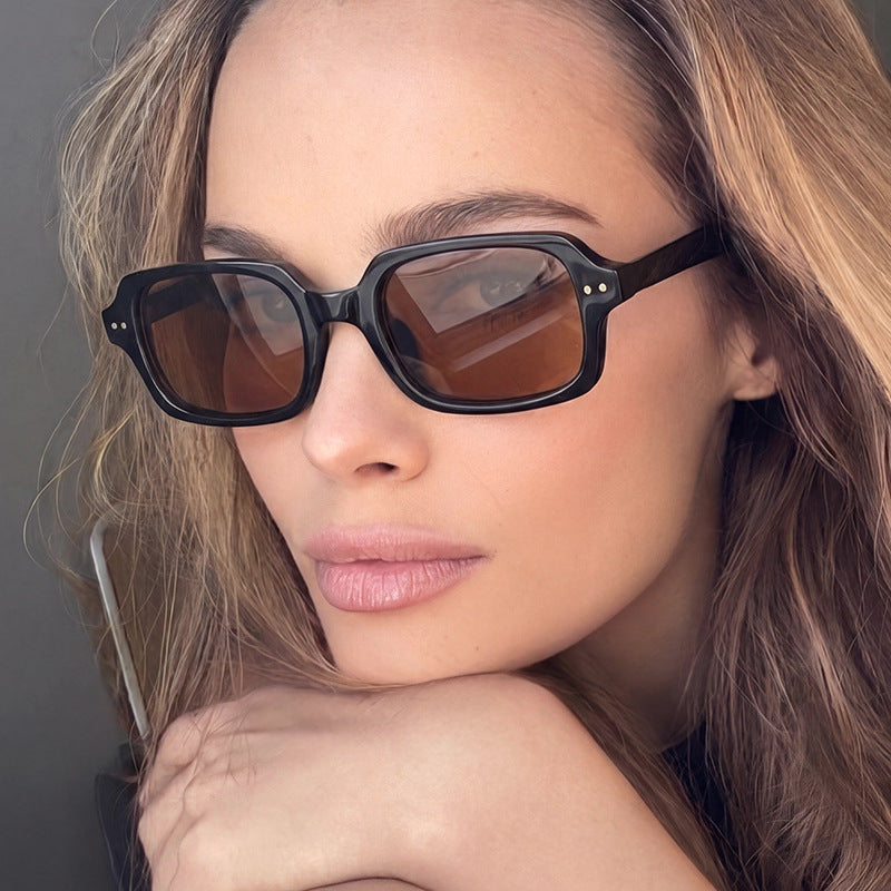 Damen stilvolle quadratische Sonnenbrille mit markanten Akzenten Karnz