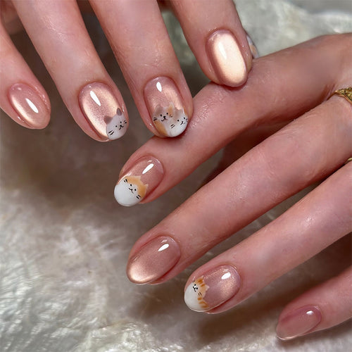 Kreatives Kunstnagelset mit niedlichen Tiermotiven und Glitzerakzenten Karnz