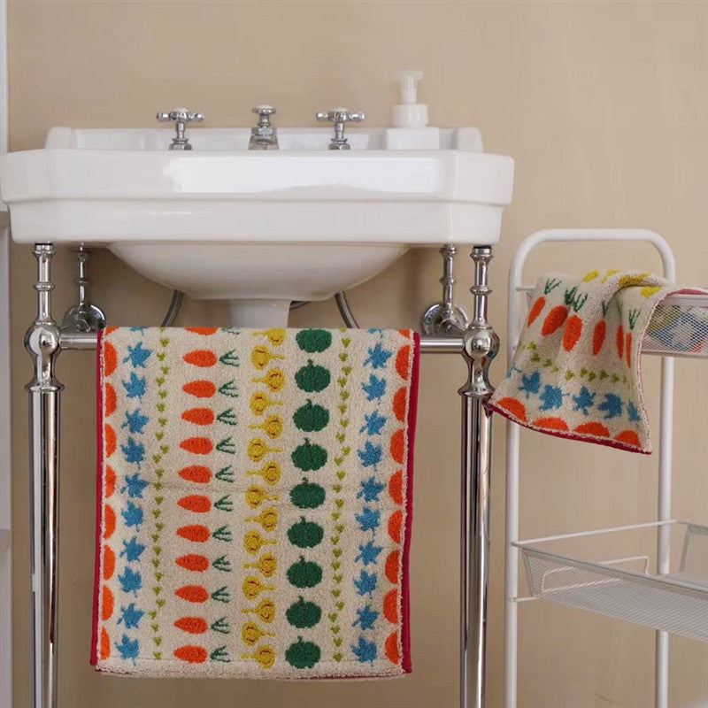 Hochsaugfähiges Frottier-Küchentuch mit fröhlichem Gemüse- und Blumenmotiv