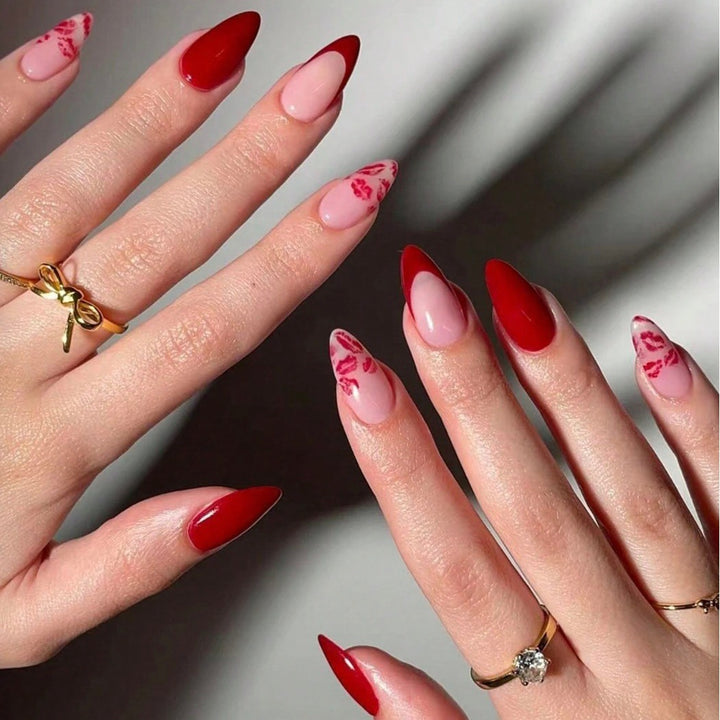 Kunstnagelset mit elegantem Kuss-Motiv und glamourösem Finish Karnz