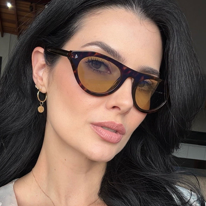 Damen modische Sonnenbrille mit geschwungenem Rahmen und schützendem UV-Filter Karnz