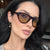 Damen modische Sonnenbrille mit geschwungenem Rahmen und schützendem UV-Filter Karnz