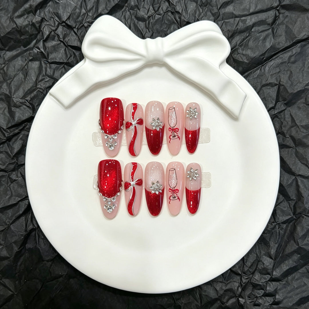 Festliches Nagelkunst-Press-On-Set mit Glitzer und dekorativen Elementen