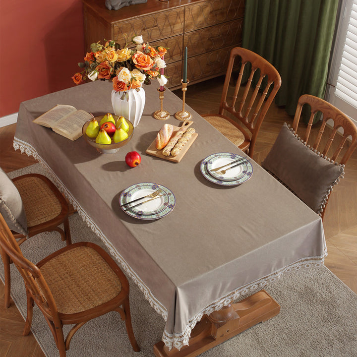 Elegante Tischdecke mit Spitzenrand