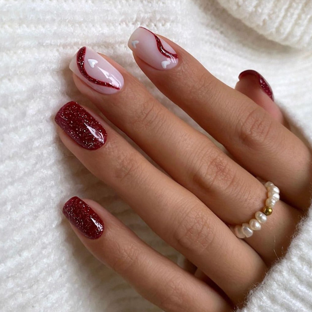 Glamouröses Kunstnagelset mit Glitzer- und Glamourakzenten Karnz