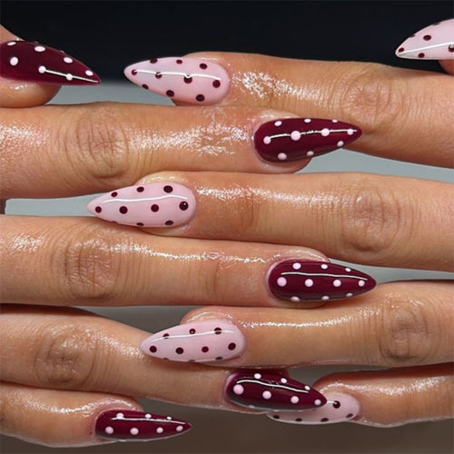Kunstvolle Nagelverlängerungen mit Punkten und Eleganten Akzenten Karnz