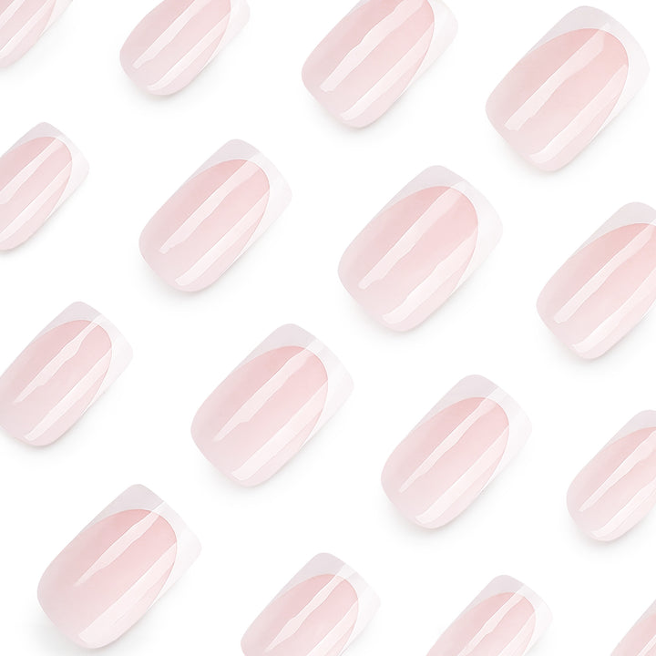 Künstliche Nagelverlängerungen mit modernem French-Tip Karnz
