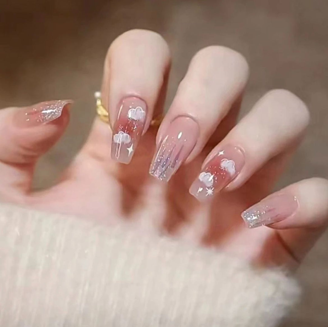 Kunstvolle Nagelkunst mit Glitzer- und Blumenapplikationen Karnz