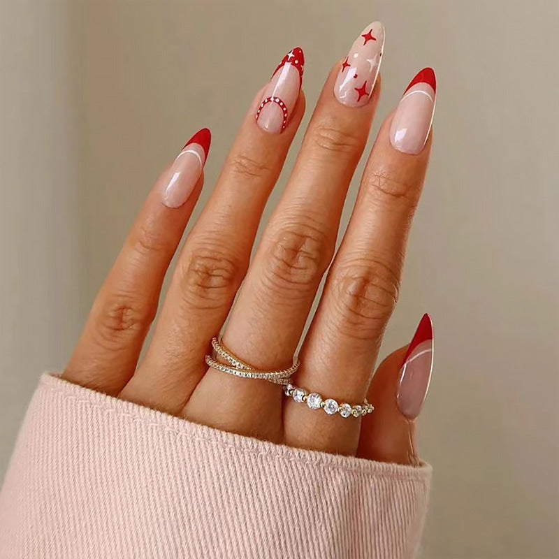 Kunstvolle Nagelspitzen mit Herz-Design Karnz