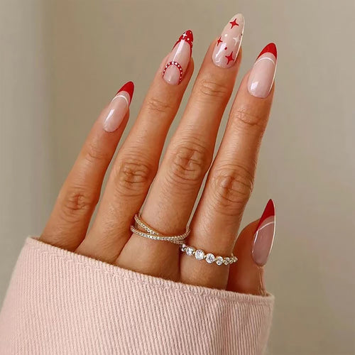 Kunstvolle Nagelspitzen mit Herz-Design Karnz