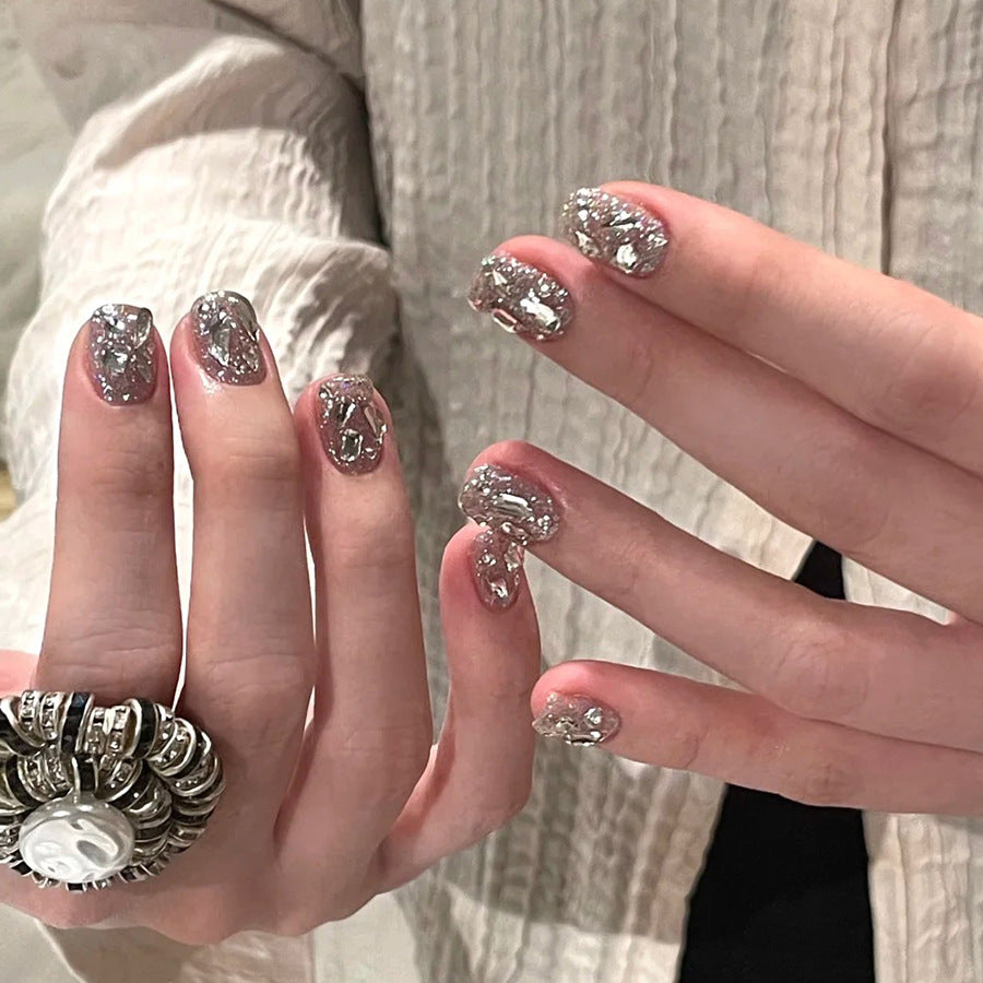 Künstliche Nagelkunst mit glamourösen Glitzerakzenten Karnz