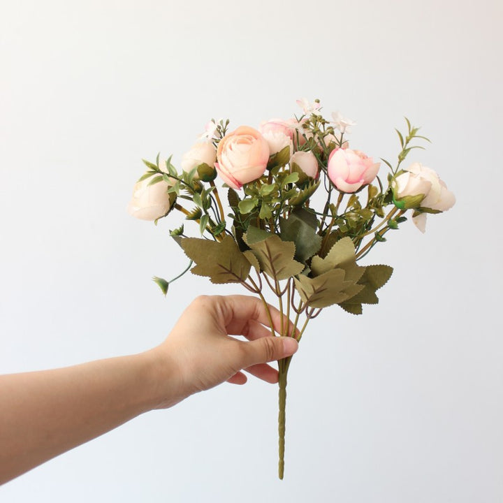 Künstlicher Blumenstrauß mit realistischen Rosen