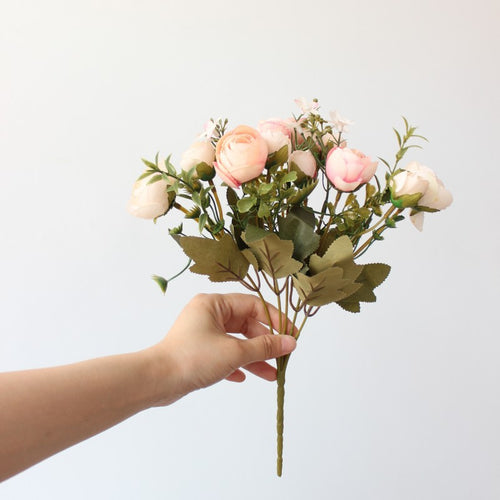 Künstlicher Blumenstrauß mit realistischen Rosen