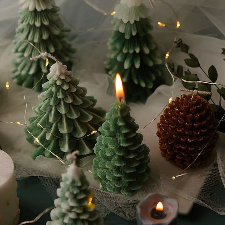 Schichtförmige skulpturale Weihnachtsbaumornamentkerze mit hängender Glocke
