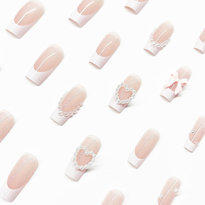 Kunstnagelset mit eleganten 3D-Blüten und Perlverzierungen Karnz