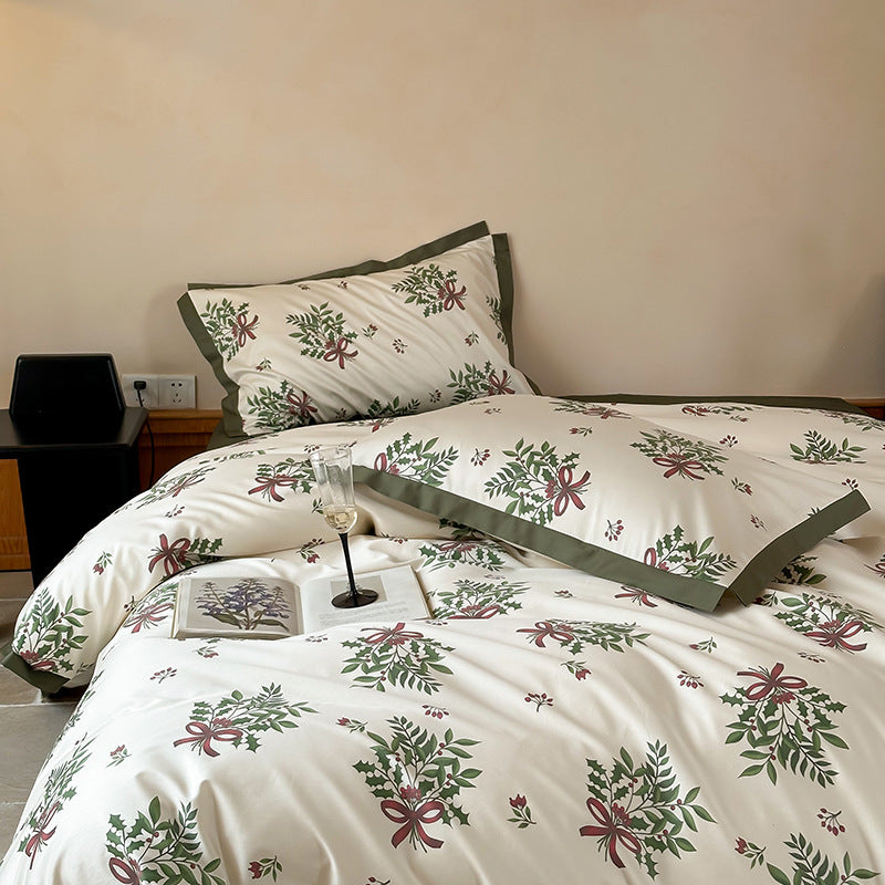 Baumwollsatin-Bettwäschegarnitur mit floralen Kränzen, Hotelverschluss und kontrastiertem Saum