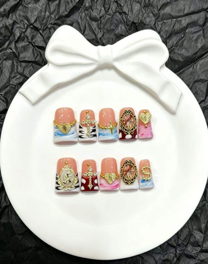 Dekoratives Press-On Nail Art Set mit floralen und Insektenakzenten
