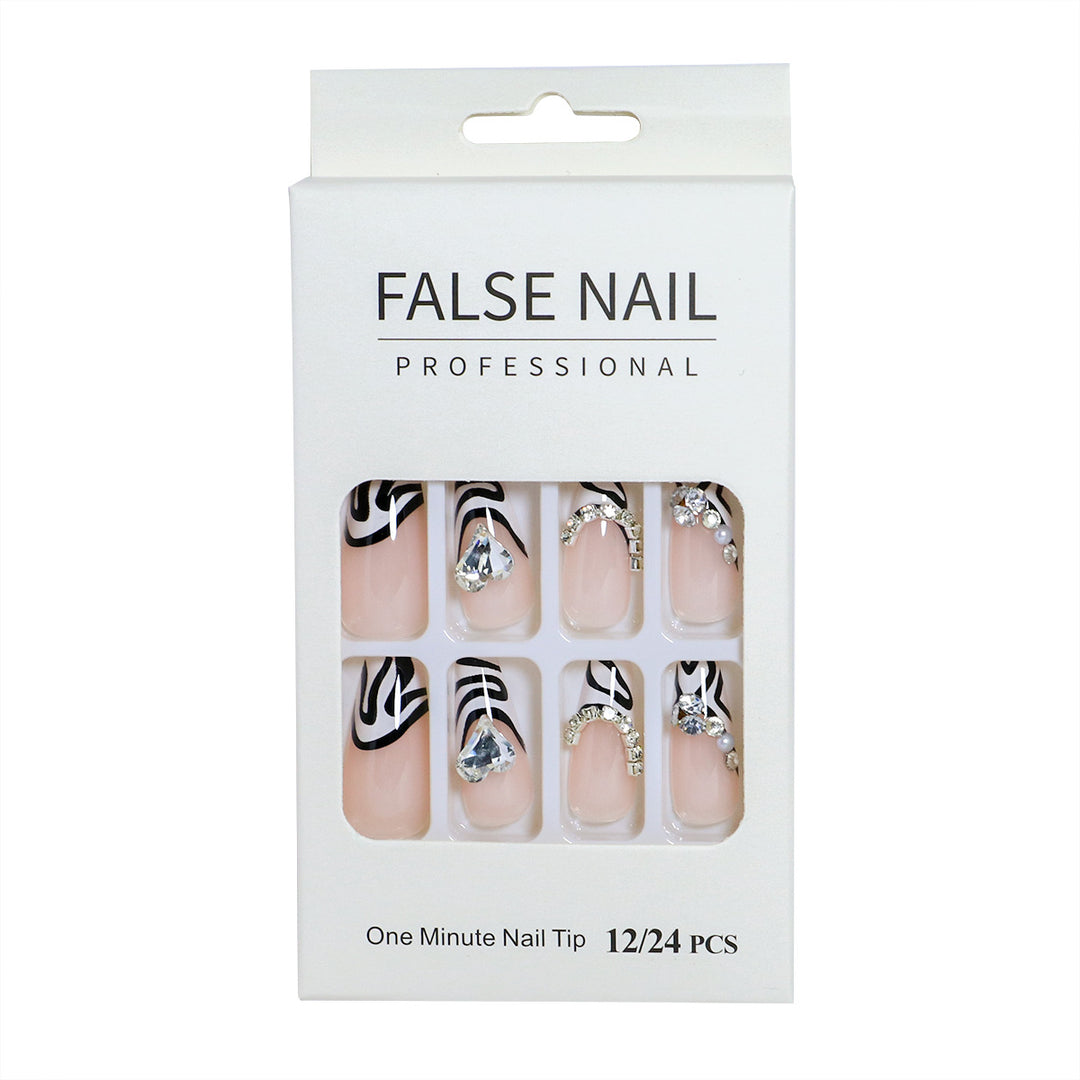 Dekorativer Press-On-Nagelset mit 3D-Akzenten Karnz