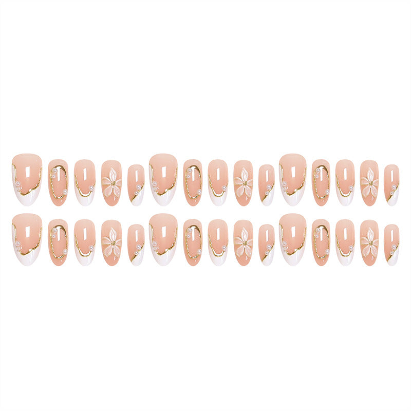 Kunstvolle Nagelspitzen mit elegantem Perlendesign Karnz