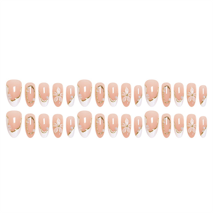 Kunstvolle Nagelspitzen mit elegantem Perlendesign Karnz