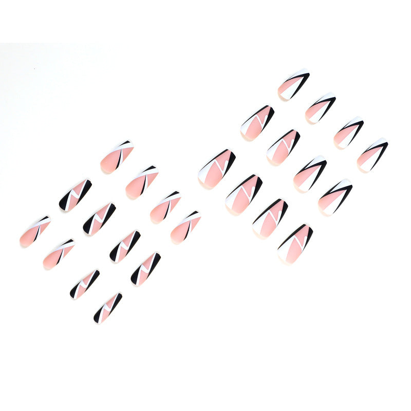 Kunstvolle Nagelverlängerungen mit geometrischem Design Karnz